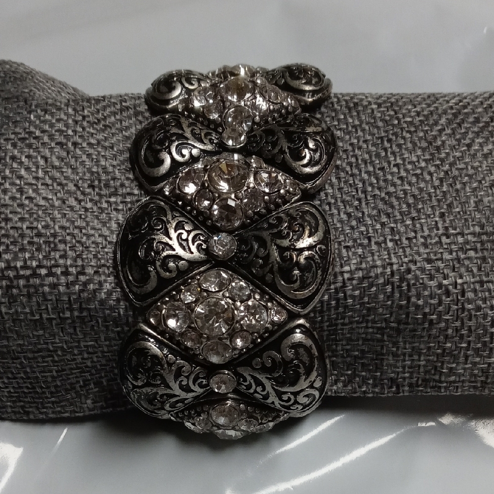 Elegant Silver Bracelet with Crystal Accents Stretch Bracelet
